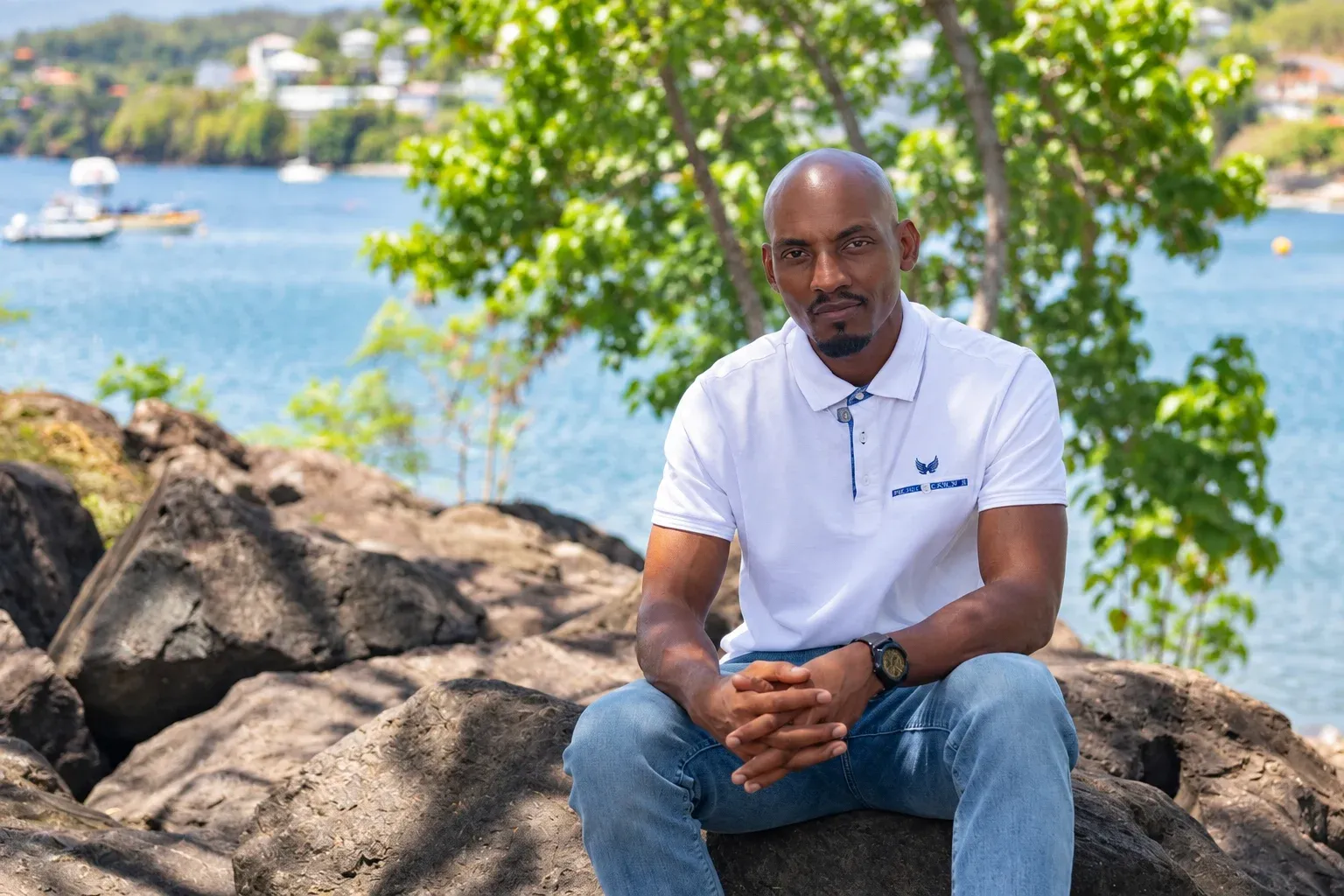 Grégory Dispagne, président du SNEFCCA Martinique, assis au bord de la mer